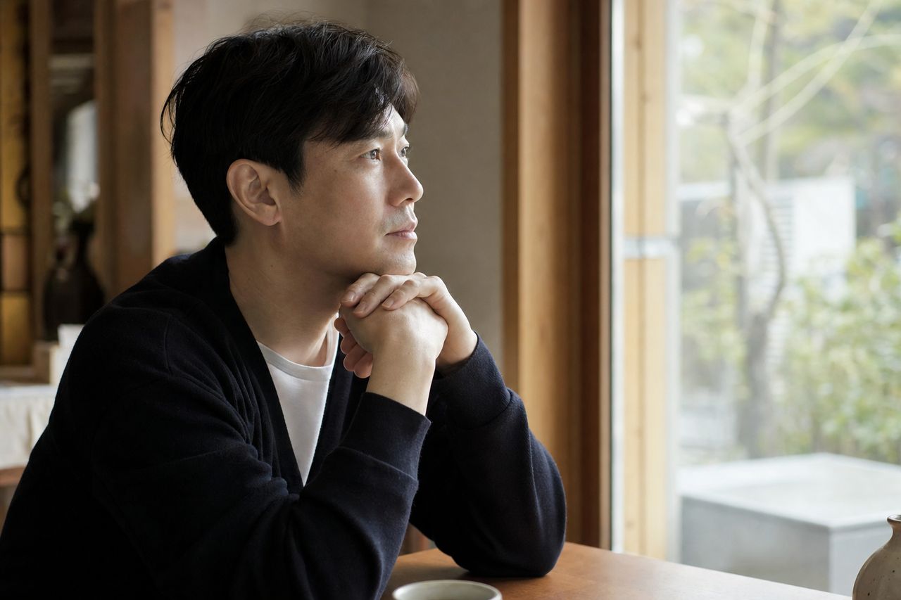 사귄 지 2년, 동거하다가 상대방이 '우리는 사실혼 아니다'라고 주장하는 상황 — 이혼변호사가 짚어주는 법원이 사실혼으로 인정하는 증거 조건과 20대가 자주 빠지는 함정 관련 상황을 보여주는 이미지 — 서류를 검토하는 모습