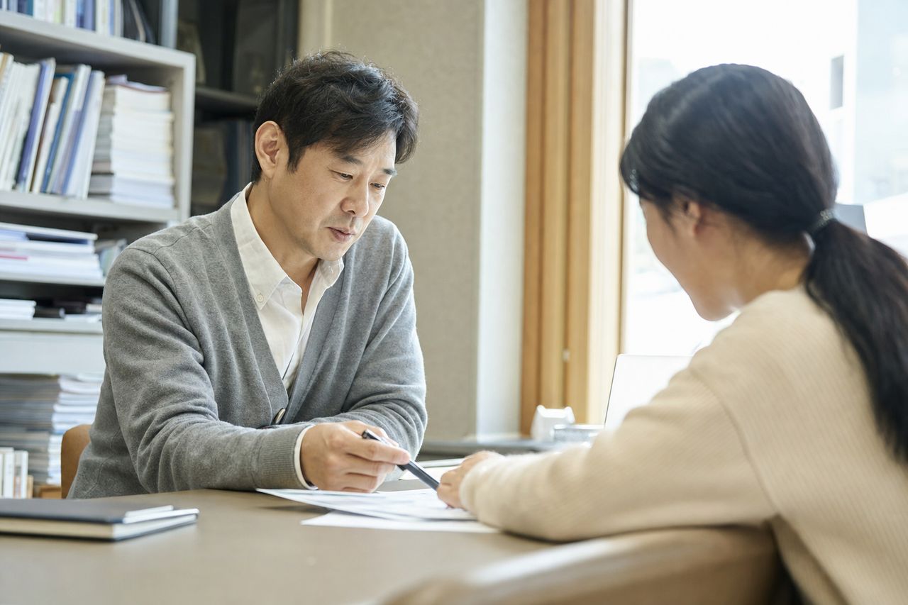 사귄 지 2년, 동거하다가 상대방이 '우리는 사실혼 아니다'라고 주장하는 상황 — 이혼변호사가 짚어주는 법원이 사실혼으로 인정하는 증거 조건과 20대가 자주 빠지는 함정 관련 전문가 상담·서류 검토 장면