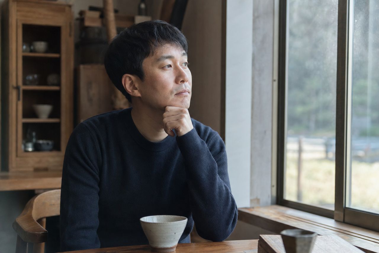 내 사정이 이혼소송 사유가 되나 — 내 상황이 여기 해당하는지(자가진단) 관련 상황을 보여주는 이미지 — 서류를 검토하는 모습