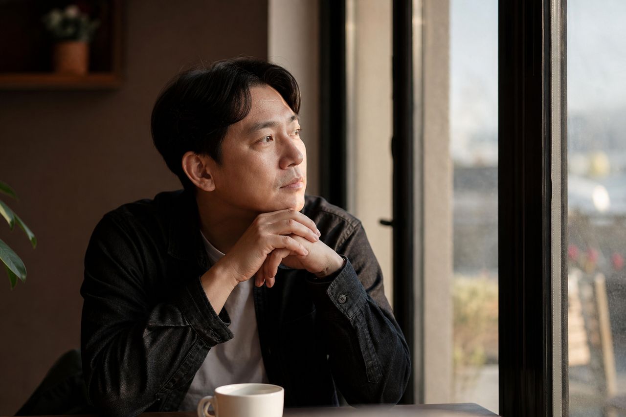 배우자가 회사 동료와 카카오톡 증거를 남겼는데 이혼소송 착수 전 '상간자 소송 병합' vs '이혼 먼저' — 이혼변호사가 말하는 수임료·기간·위자료 회수율 비교 관련 상황을 보여주는 이미지 — 서류를 검토하는 모습