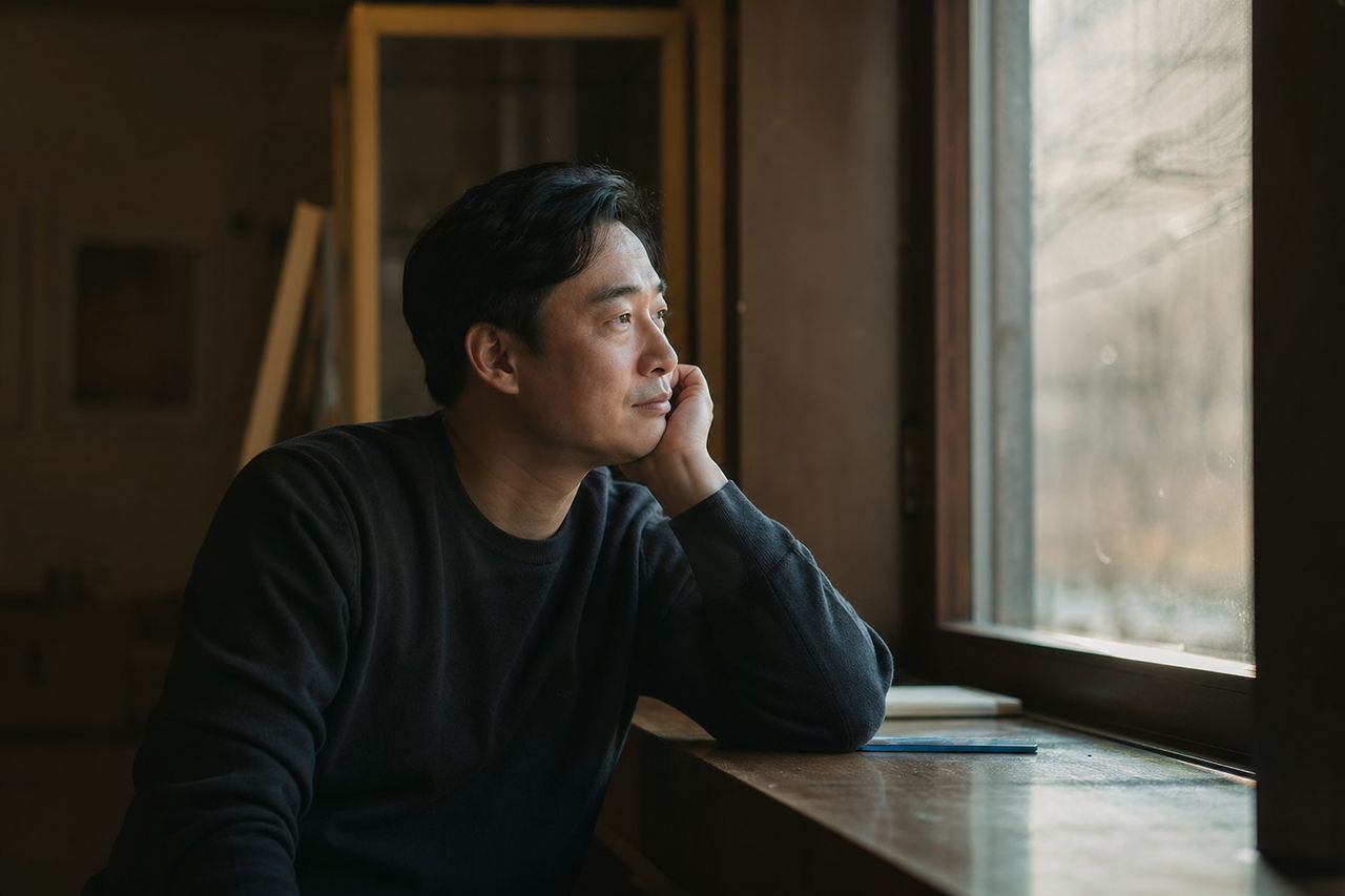 협의이혼하기로 합의했는데 배우자가 가게 권리금과 임대차 보증금을 뺀 채 서명 요구 — 소상공인이 협의서에 도장 찍기 전 반드시 확인할 사업재산 누락 패턴 3가지 관련 상황을 보여주는 이미지 — 서류를 검토하는 모습