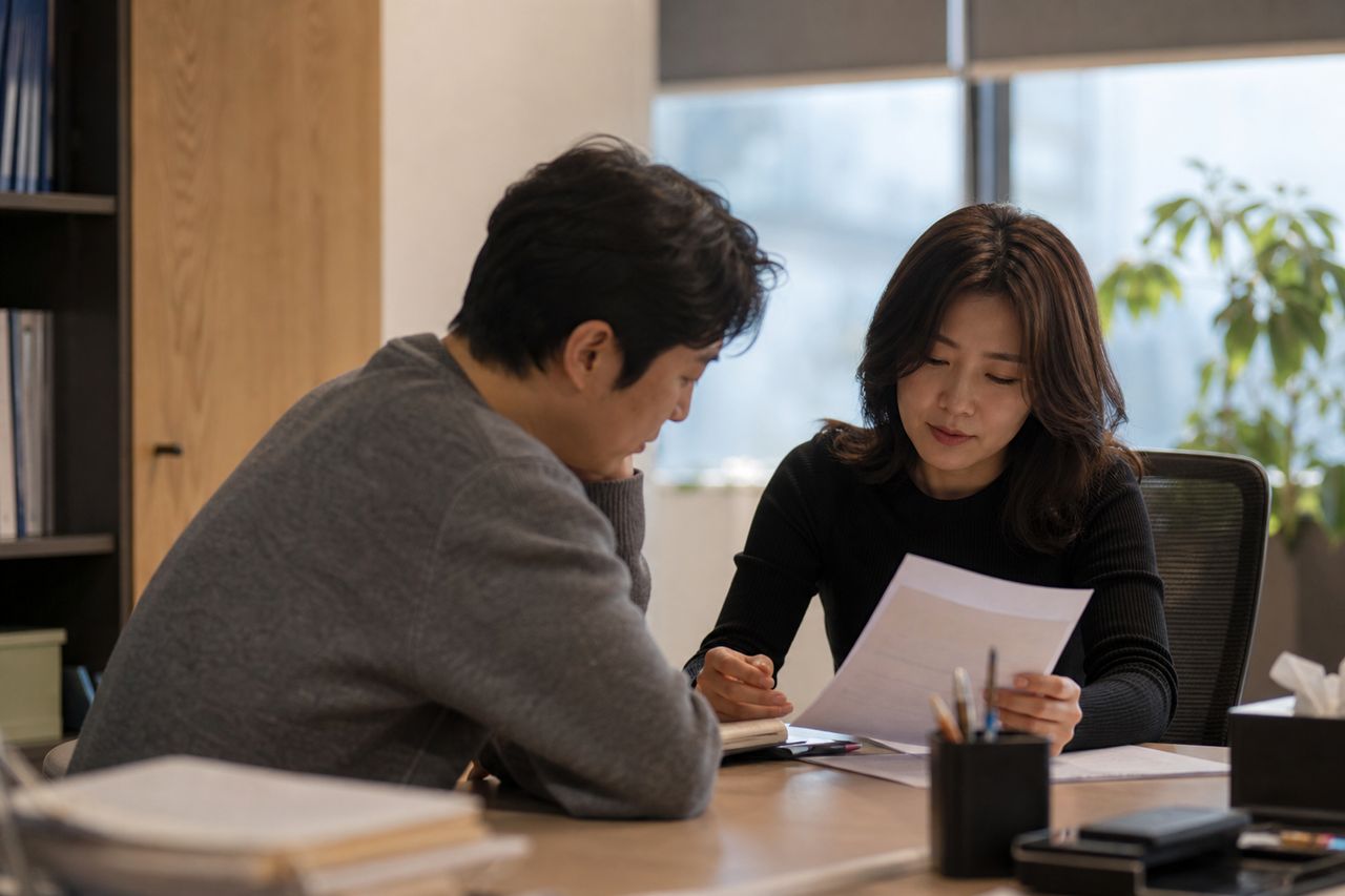협의이혼하기로 합의했는데 배우자가 가게 권리금과 임대차 보증금을 뺀 채 서명 요구 — 소상공인이 협의서에 도장 찍기 전 반드시 확인할 사업재산 누락 패턴 3가지 관련 전문가 상담·서류 검토 장면