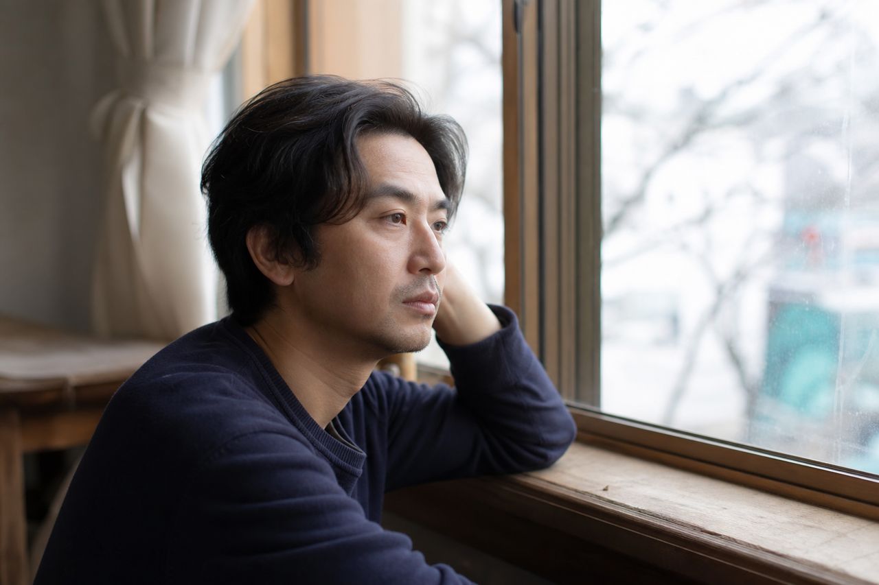 재판 전 협의 결렬 통보받은 30대 직장인 — 이혼변호사 없이 혼자 답변서 썼다가 재산분할서 놓친 3가지 함정과 지금 선임해야 하는 이유 관련 상황을 보여주는 이미지 — 서류를 검토하는 모습