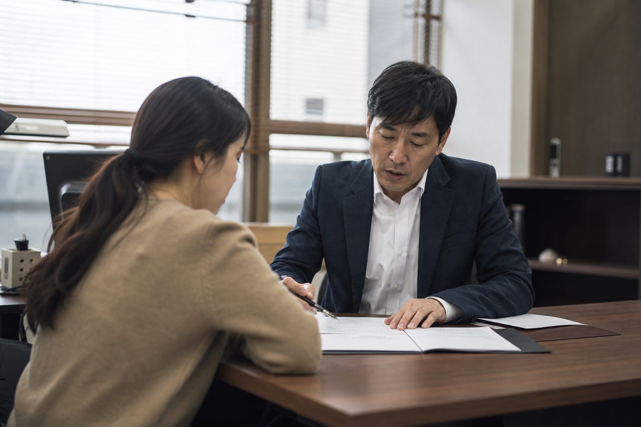 맞벌이 부부, 황혼이혼 직전 남편이 혼인 전 구입한 아파트 '특유재산'이라 주장한다 — 혼인 중 배우자가 관리·유지에 기여했을 때 법원이 특유재산을 분할 대상에 편입시키는 3가지 판단 기준 관련 전문가 상담·서류 검토 장면