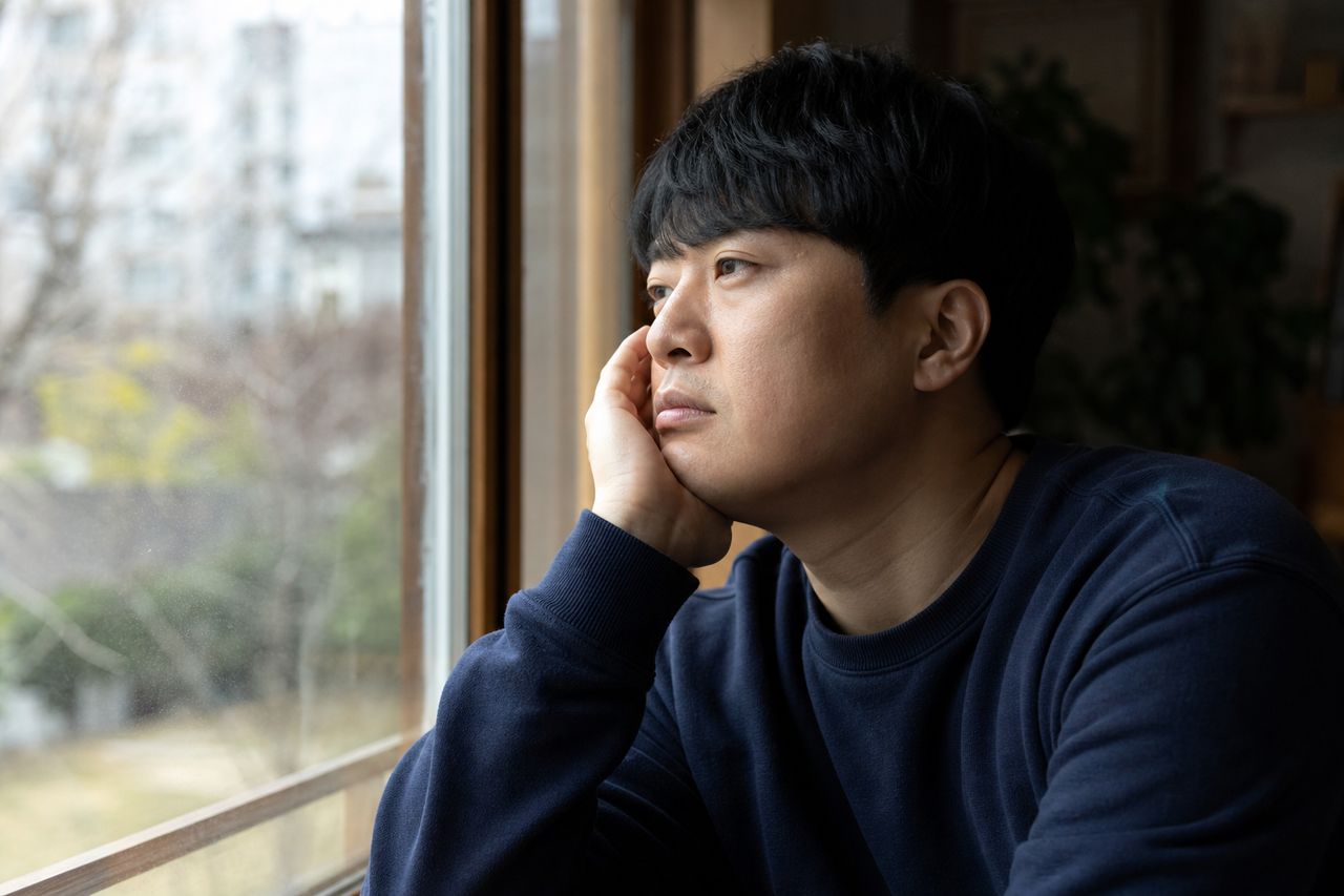 불륜 들킨 남편 “아파트 줄게” 합의했는데…재개발 소식에 “무효” 어쩌나 관련 상황을 보여주는 이미지 — 서류를 검토하는 모습