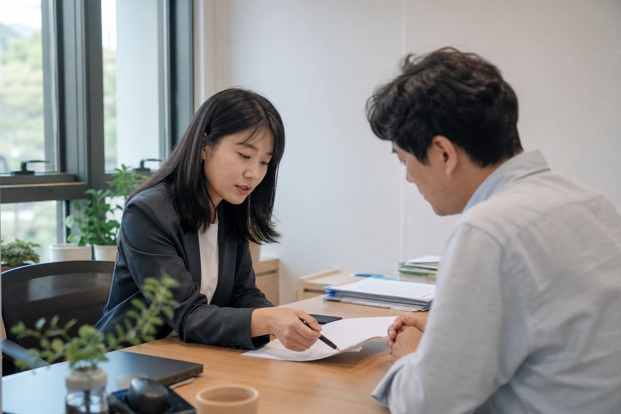 맞벌이 35세 직장인 L씨, 배우자가 '내 연봉이 3배니 재산분할 30%만 줘도 된다'고 주장한다 — 이혼전문변호사가 짚는 기여도 산정의 실제 기준과 혼인 기간·가사 비율이 비율을 뒤집는 3가지 조건 관련 전문가 상담·서류 검토 장면