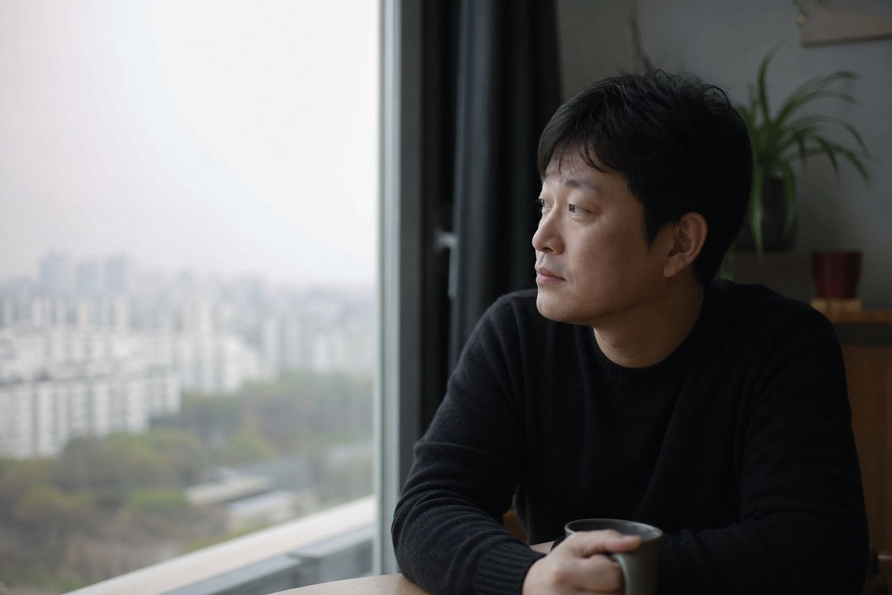 이혼상담 전화 걸기 두려웠던 38세 직장인 L씨 — 배우자가 협의이혼 합의서 서명 다음 날 공동명의 아파트 지분을 어머니 명의로 돌렸다, 72시간 안에 가처분 신청하는 순서 관련 상황을 보여주는 이미지 — 서류를 검토하는 모습